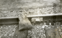 807695 Afbeelding van explosieven, die door onbekenden tegen de spoorstaaf zijn geplaatst in de spoorlijn nabij Twello, ...